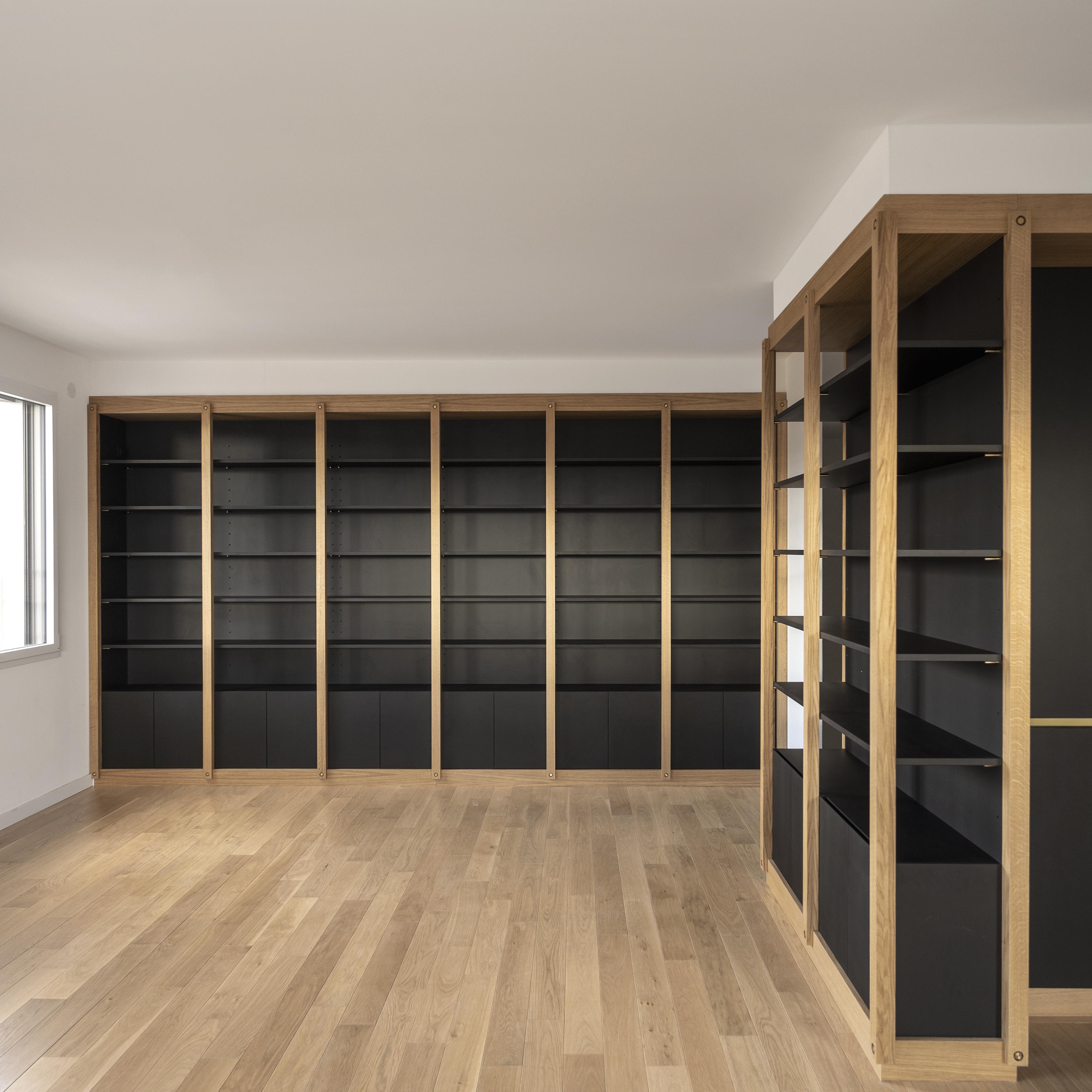 Meuble de rangement en bois et gris pour un bureau, conçu sur mesure par MPE Création Bois, spécialiste de l'agencement intérieur à Lyon.