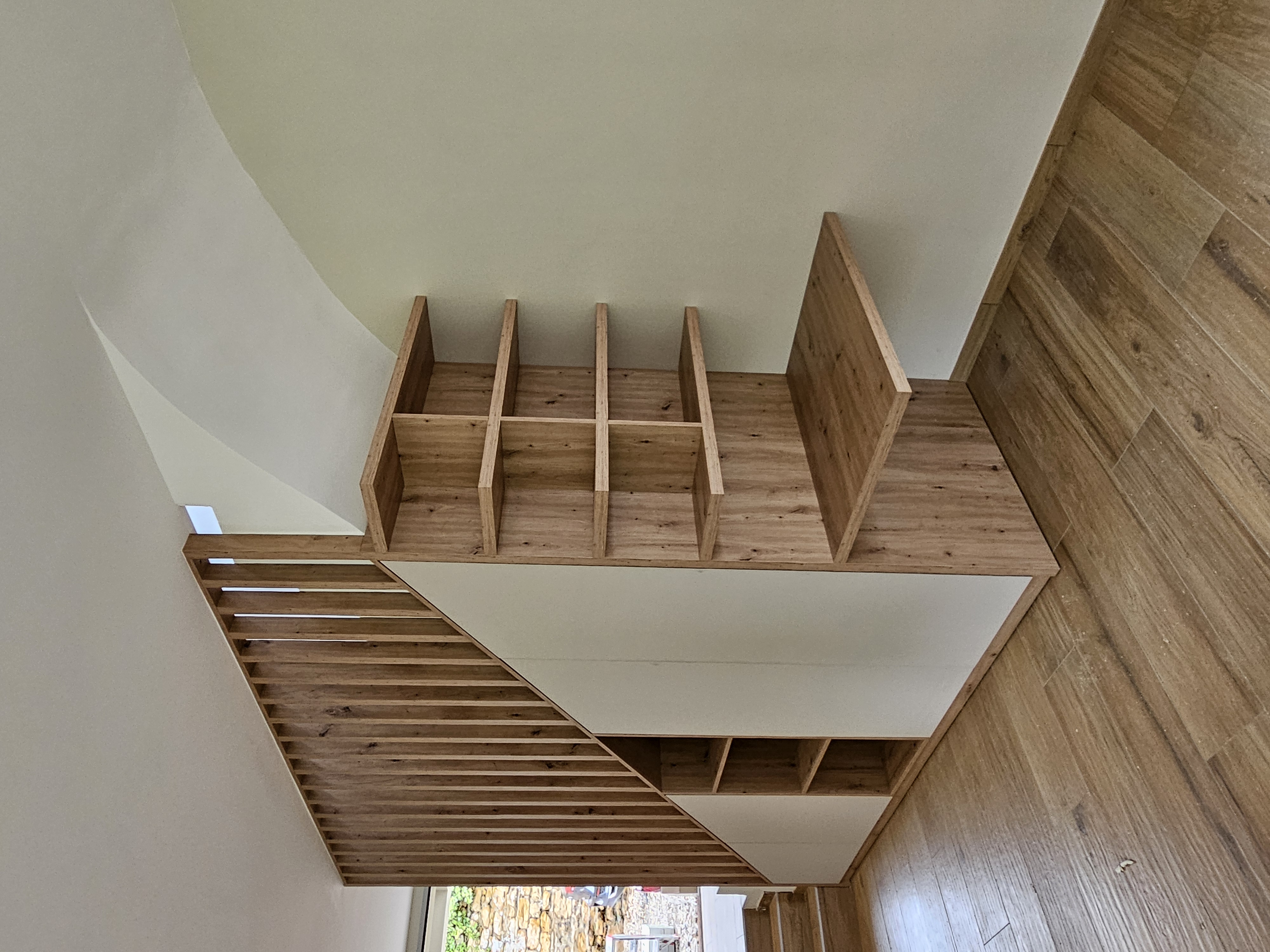 Espace de rangement sur mesure avec étagères intégrées et placards, parfait pour un bureau professionnel, alliant fonctionnalité et design.
