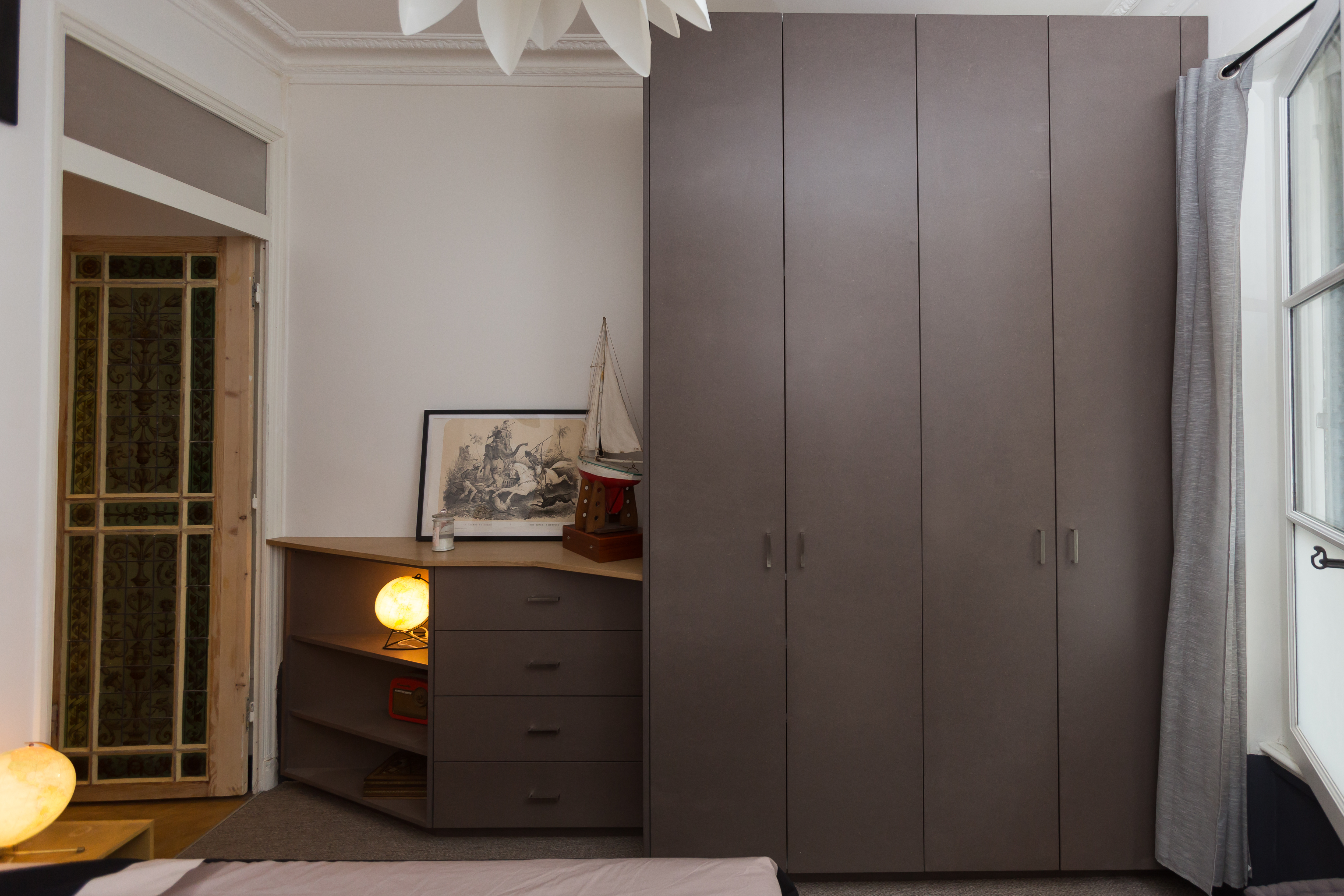 Cuisine sur mesure en bois avec agencement moderne et minimaliste, réalisée par MPE Création Bois, experts en menuiserie et agencement à Lyon.