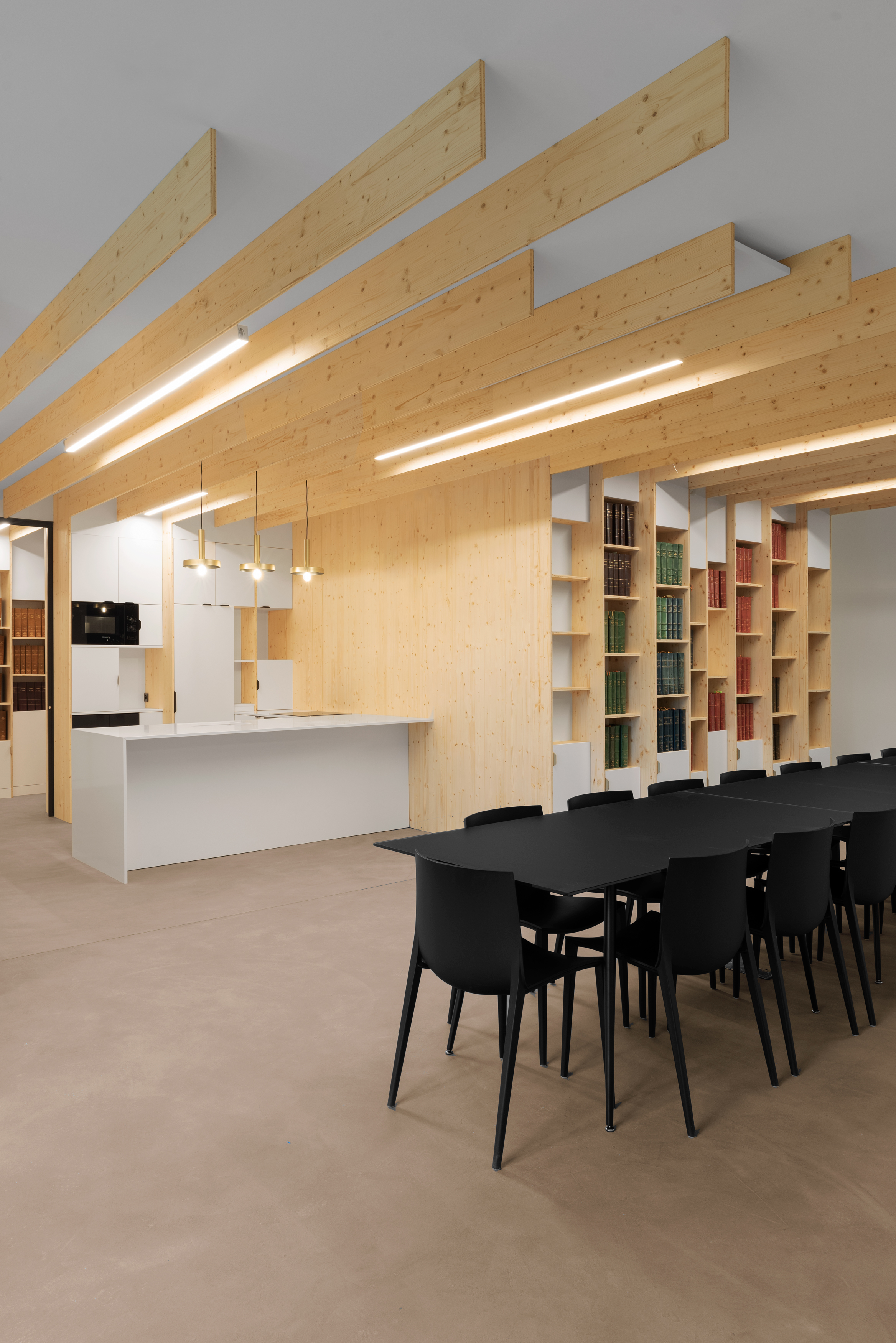 Mobilier professionnel pour espace d'accueil moderne avec plafond design en bois et fauteuils confortables.