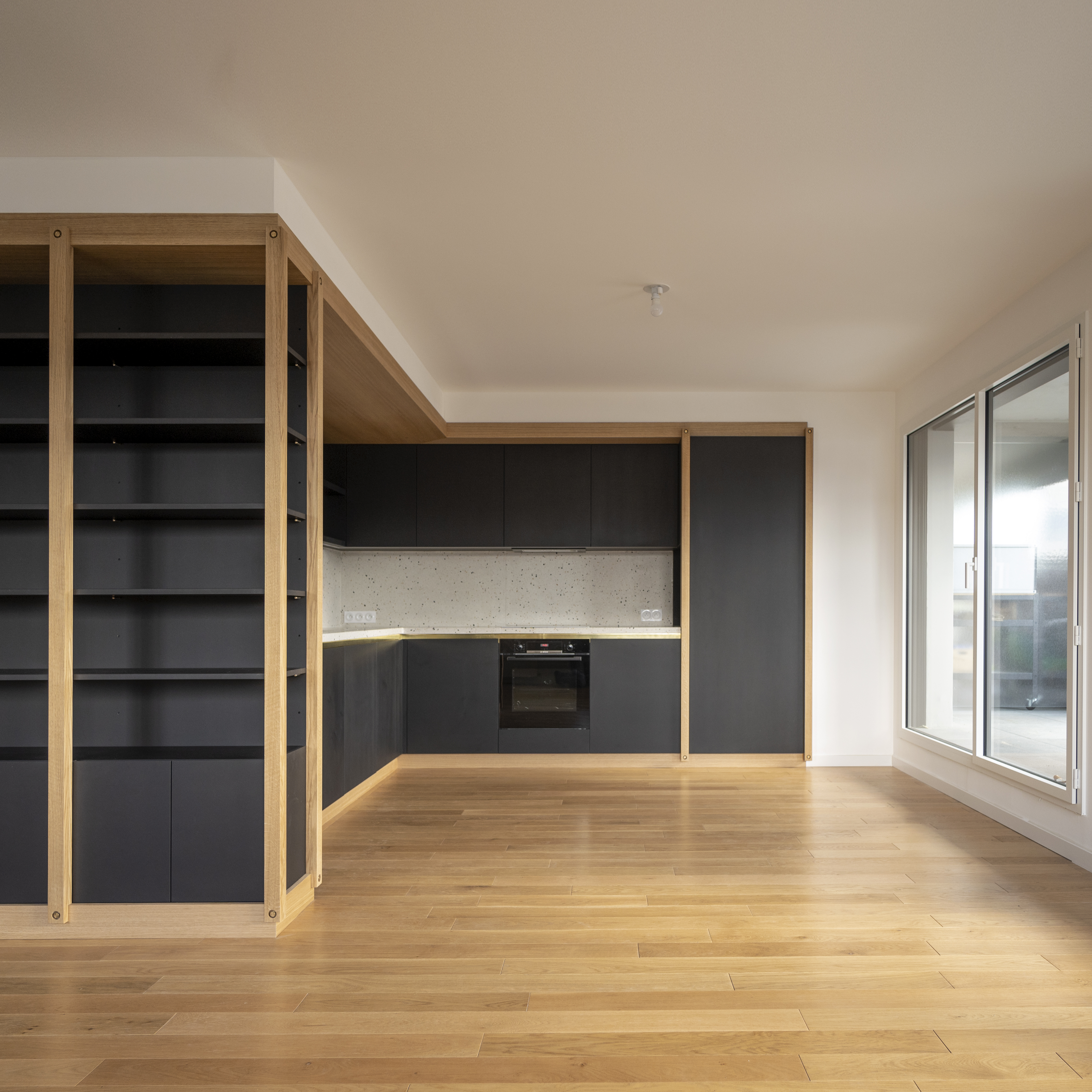 Mobilier de salon en bois avec un design contemporain pour un espace télé convivial, réalisé par MPE Création Bois à Lyon.