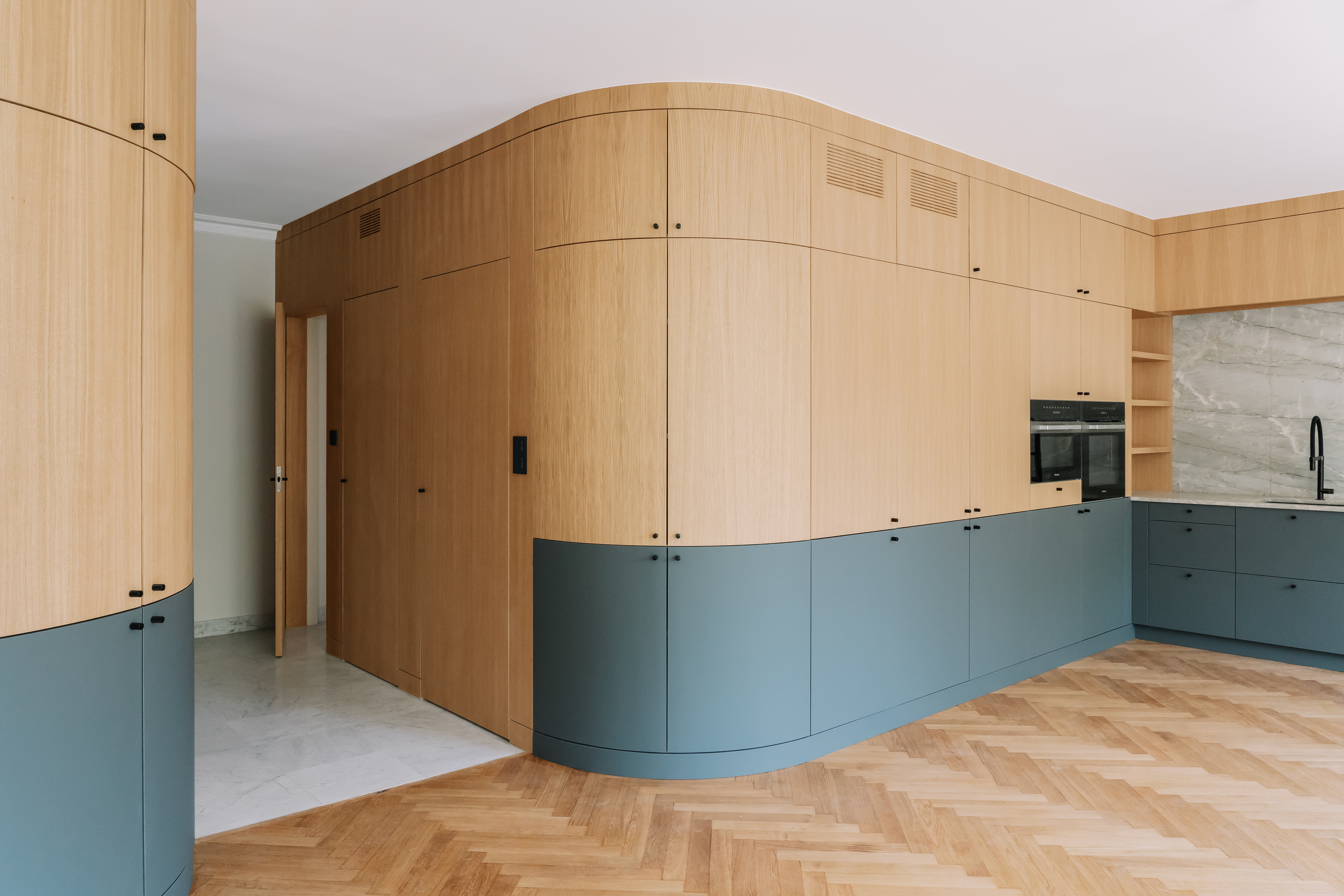 Mobilier en bois sur mesure dans une cuisine moderne, alliant esthétisme et fonctionnalité, réalisé par MPE Création Bois à Lyon.