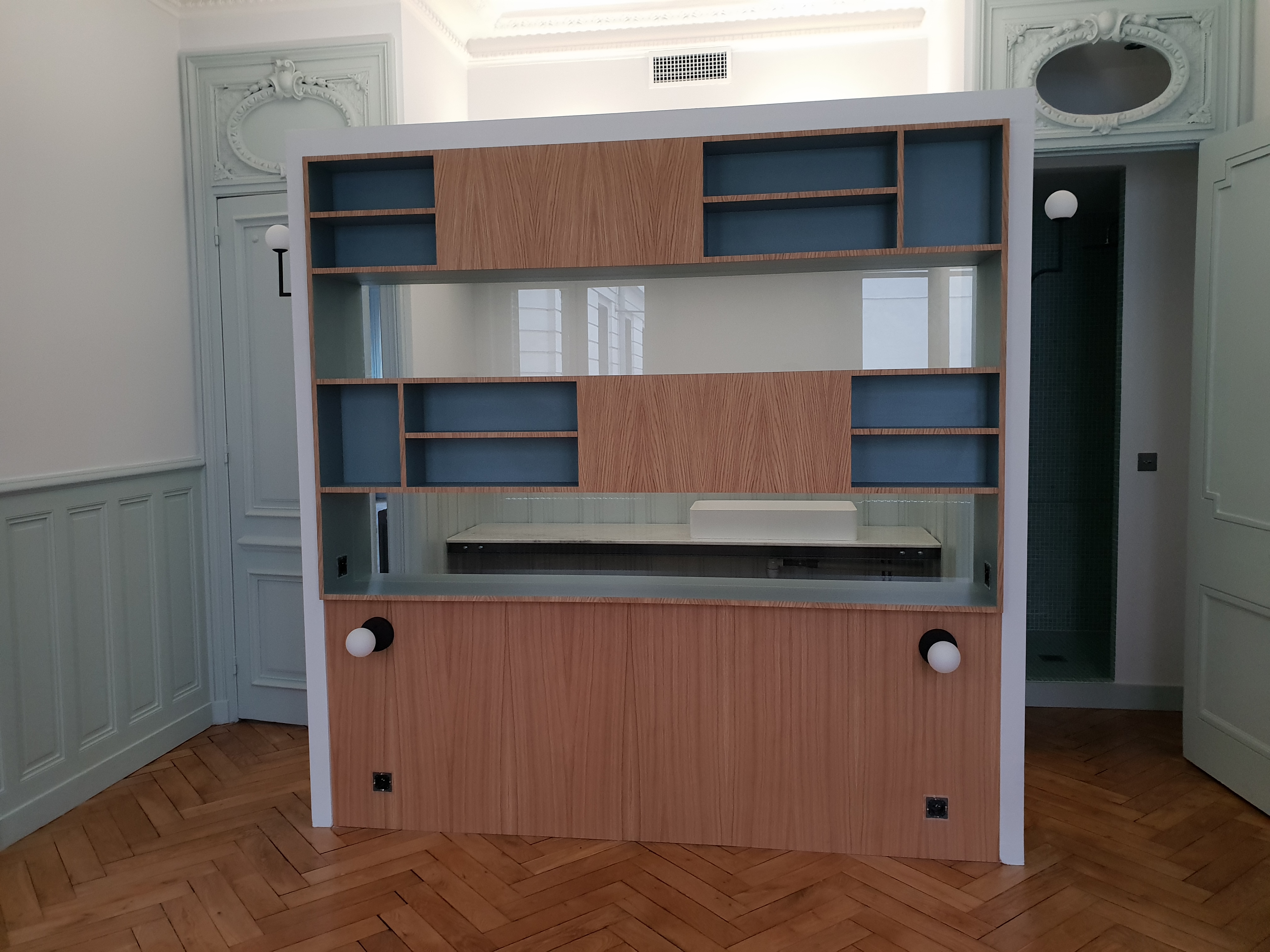 Vue d'un salon moderne avec un escalier en bois et métal conçu sur mesure par MPE Création Bois.