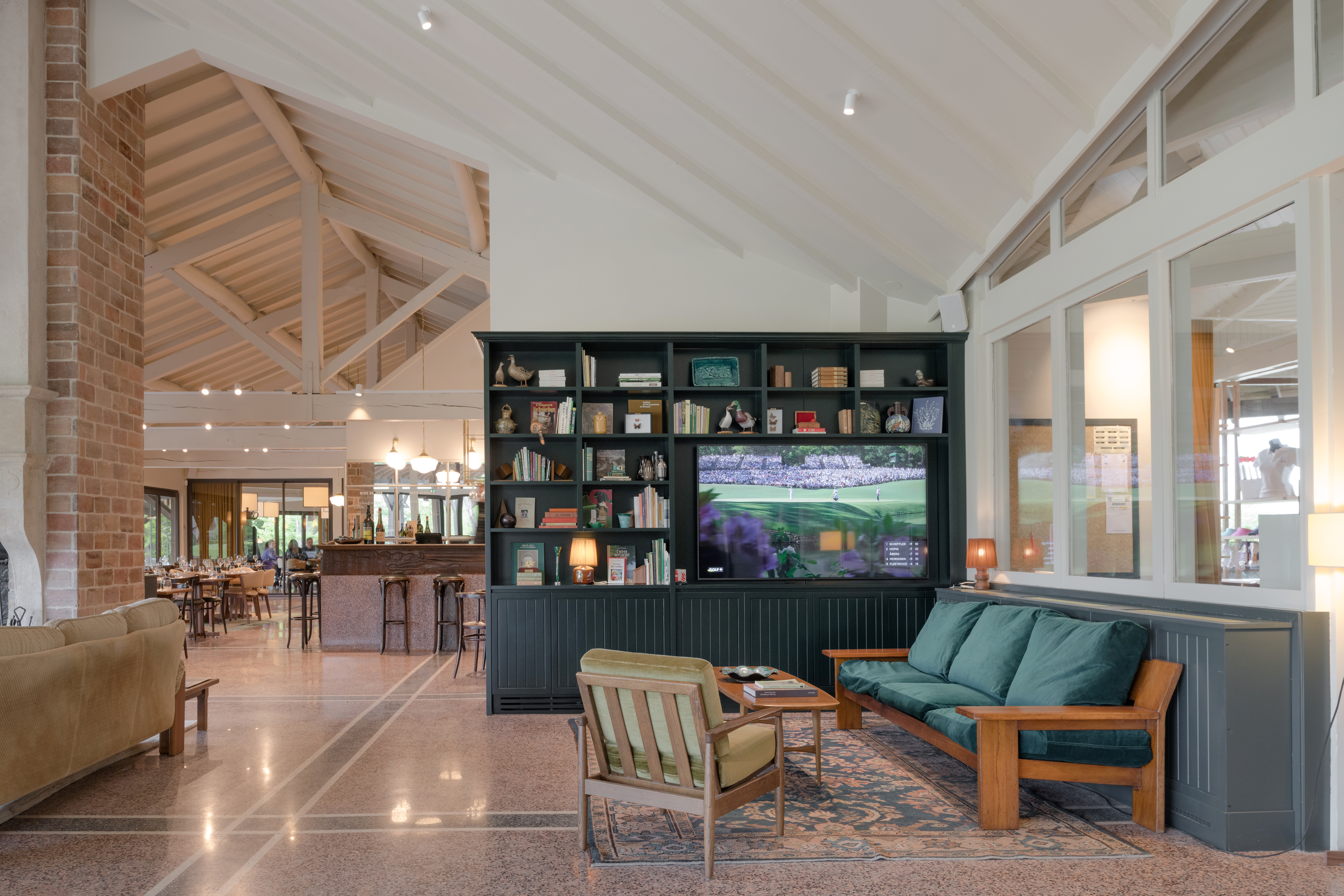 Banque d'accueil sur mesure pour un espace professionnel, conçue en bois avec des finitions élégantes.
