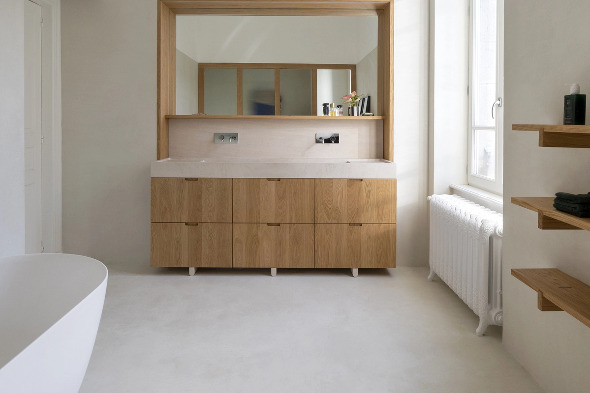 Meuble en bois pour salle de bain, conçu sur mesure pour un espace raffiné et élégant, signé MPE Création Bois dans la région lyonnaise.