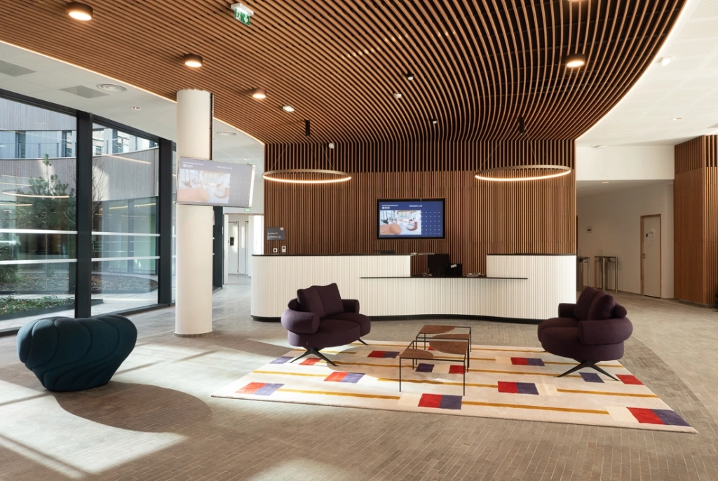 Bureau de réunion chez un notaire avec du mobilier professionnel réalisé par MPE Création
