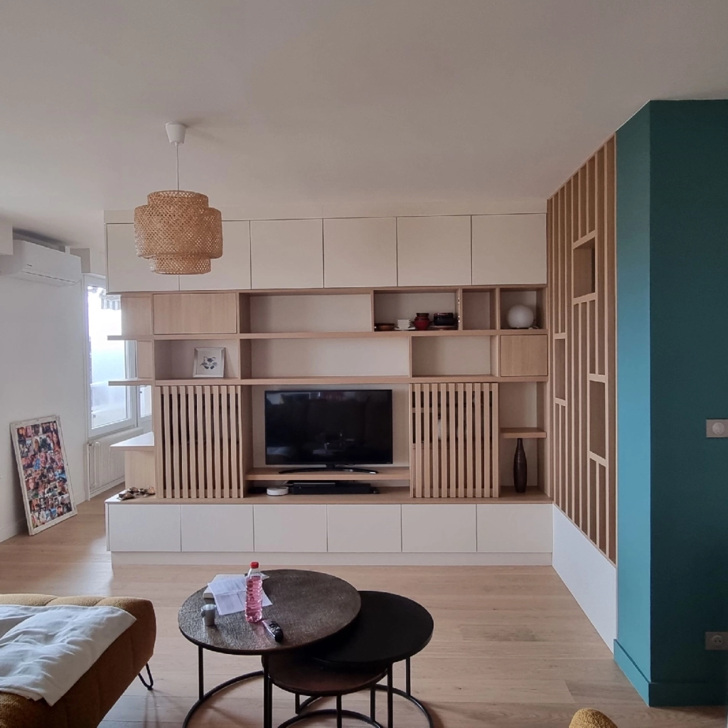 Agencement intérieur avec une commode en bois placée dans le couloir d'une maison