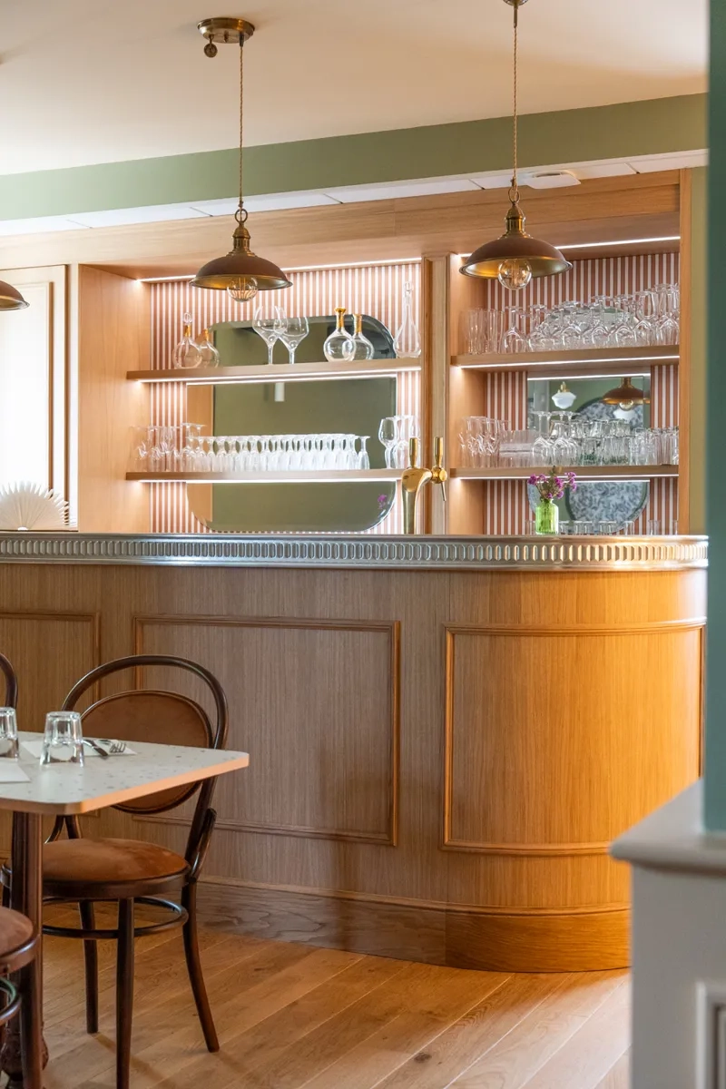 Ce comptoir chaleureux a été conçu sur mesure pour le Café de la Place à Tassin-La-Demi-Lune.